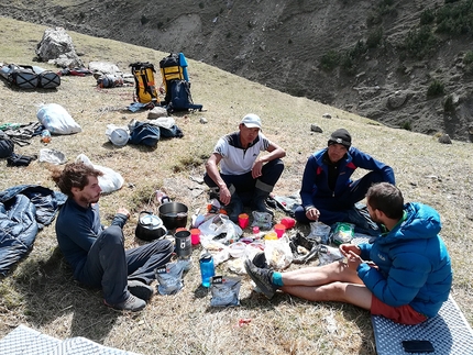 Kirghizistan arrampicata, Dimitri Anghileri, Mirco Grasso, Matteo Motta - Kirghizistan 2019: abbuffate durante il trekking