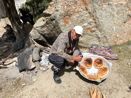 Kirghizistan arrampicata, Dimitri Anghileri, Mirco Grasso, Matteo Motta - Kirghizistan 2019: Ali ed il suo pane appena preparato