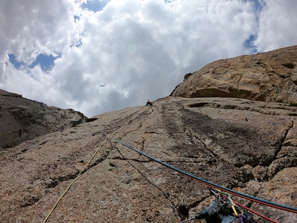 Kirghizistan arrampicata, Dimitri Anghileri, Mirco Grasso, Matteo Motta - Dimitri Anghileri in apertura su Rocket Donkey alla Silver Wall, Kara Su, Kirghizistan 2019