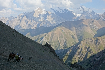 Kirghizistan arrampicata, Dimitri Anghileri, Mirco Grasso, Matteo Motta - Kirghizistan 2019: durante il trekking di andata