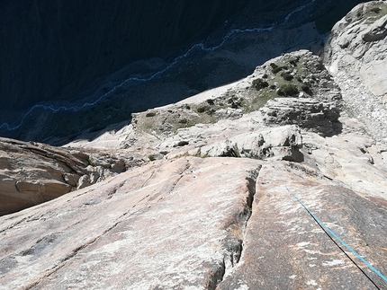 Kirghizistan arrampicata, Dimitri Anghileri, Mirco Grasso, Matteo Motta - Sulle fessure di Rocket Donkey alla Silver Wall, Kara Su, Kirghizistan 2019