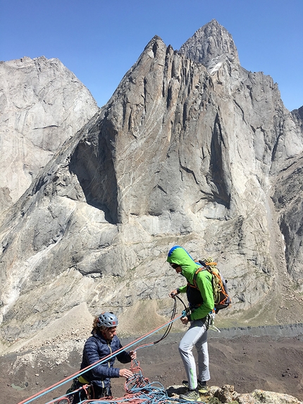 Kirghizistan arrampicata, Dimitri Anghileri, Mirco Grasso, Matteo Motta - In cima a Rocket Donkey alla Silver Wall, Kara Su, Kirghizistan. Assan sullo sfondo.