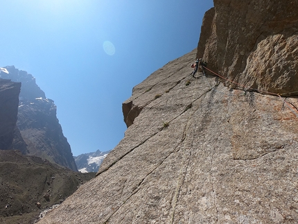 Kirghizistan arrampicata, Dimitri Anghileri, Mirco Grasso, Matteo Motta - Mirco Grasso in apertura su Rocket Donkey alla Silver Wall, Kara-Su, Kirghizistan (Dimitri Anghileri, Mirco Grasso, Matteo Motta 2019)