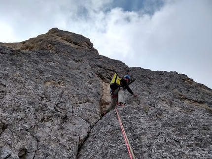 Pale di San Martino Dolomiti, Stefano Menegardi, Stefano Piatti - Pale di San Martino: durante l'apertura di Via Cinco Largos al Campanile Negrelli (Stefano Menegardi, Stefano Piatti)