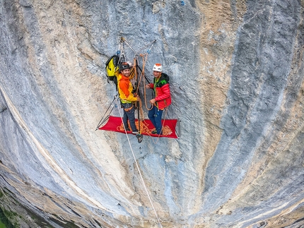 Cédric Lachat, Lauterbrunnental - Cédric Lachat and Tobias Suter repeating Fly up Staldeflue, Lauterbrunnental, Switzerland