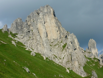 Torre Cecilia, Grigna Meridionale - La magnifica parete sud della Torre Cecilia in Grignetta