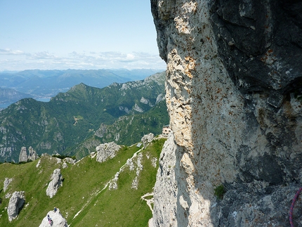 Torre Cecilia, Grigna Meridionale - Torre Cecilia in Grignetta e la vista sul Rifugio Rosalba