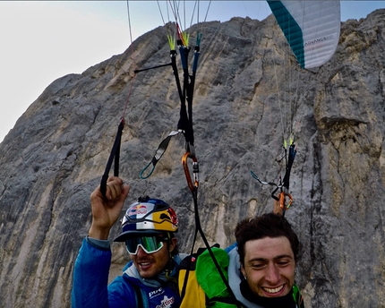 Aaron Durogati, Mirco Grasso, tandem paraglide off Marmolada halfway ledge