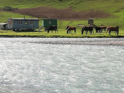 Kyrgyzstan trekking, Tian Shan - Trekking in Tian Shan, Kyrgyzstan: alla ricerca del guado