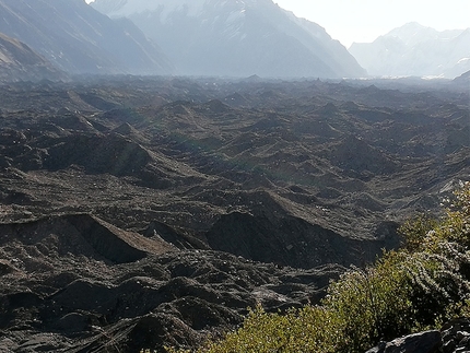 Kyrgyzstan trekking, Tian Shan - Trekking in Tian Shan, Kyrgyzstan: camminando a fianco del ghiacciaio