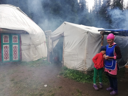 Kyrgyzstan trekking, Tian Shan - Trekking in Tian Shan, Kyrgyzstan: colazione in yurta