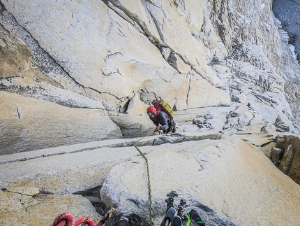 Bhagirathi IV, Matteo Della Bordella, Luca Schiera, Matteo De Zaiacomo - Bhagirathi IV: on the central pitches, in the background the ledges covered by the remains of the rockfall (Matteo Della Bordella, Luca Schiera, Matteo De Zaiacomo)