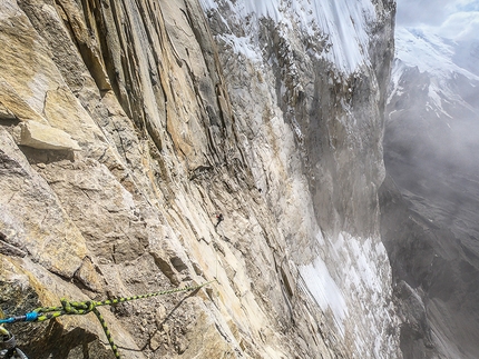 Bhagirathi IV, Matteo Della Bordella, Luca Schiera, Matteo De Zaiacomo - Bhagirathi IV: the 60m traverse (Matteo Della Bordella, Luca Schiera, Matteo De Zaiacomo)