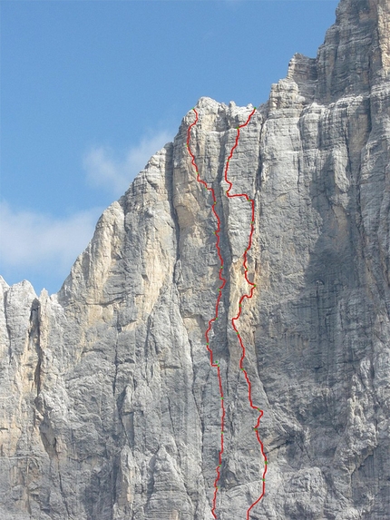 Civetta Dolomiti, Luca Vallata, Davide Cassol - Punta Civetta, parete nord-ovest della Civetta, Dolomiti. Da sinistra a destra: Chimera Verticale (rosso, Alessandro Baù, Daniele Geremia, Alessandro Beber, Luca Matteraglia 2007 & 2008), Via Capitani di Ventura (rosso, Davide Cassol, Luca Vallata 2019)