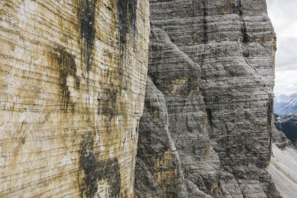 Dani Arnold - Un piccolo puntino bianco nel mare di roccia: Dani Arnold sale in free solo la via Comici - Dimai sulla Cima Grande di Lavaredo, Tre Cime di Lavaredo, Dolomiti, in 46 minuti e 30 secondi.