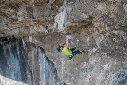 Andrea Simonini - Andrea Simonini sul secondo tiro (8b) di Vuoto Cosmico, Scoglio dei Ciclopi (Monte Cimo, Val d'Adige