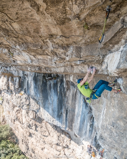 Andrea Simonini - Andrea Simonini sul secondo tiro (8b) di Vuoto Cosmico, Scoglio dei Ciclopi (Monte Cimo, Val d'Adige