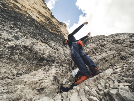 Dani Arnold - Dani Arnold si scalda prima della salita free solo della via Comici - Dimai, Cima Grande di Lavaredo, Dolomiti