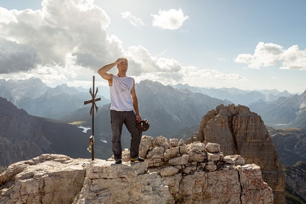 Dani Arnold - L'alpinista svizzero Dani Arnold in cima alla Cima Grande di Lavaredo, Tre Cime di Lavaredo, Dolomiti, dopo aver salito in free solo la via Comici - Dimai sulla in 46 minuti e 30 secondi.