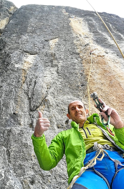 Rolando Larcher - Rolando Larcher sotto Dolmen dopo la prima libera, Pilastro Menhir, Meisules dla Biesces (gruppo Sella), Dolomiti