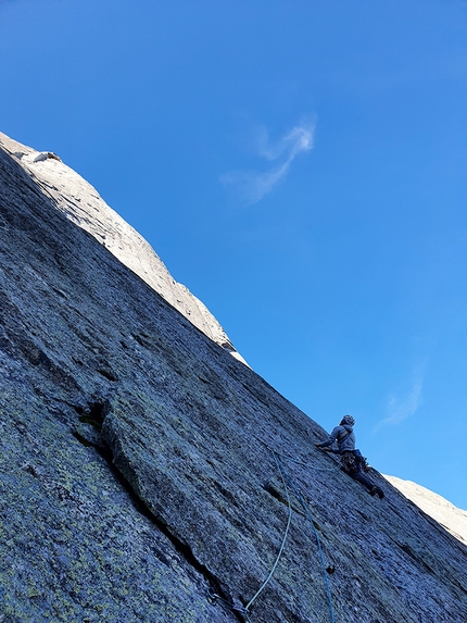 Pizzo Badile - Pizzo Badile: Marcel Schenk climbing pitch 2 of Free Nardella