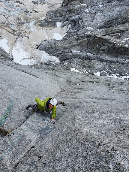 Pizzo Badile - Pizzo Badile: Marcel Schenk climbing pitch 7 of Free Nardella