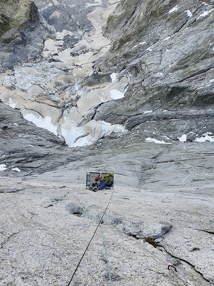 Pizzo Badile - Pizzo Badile Free Nardella: view down onto the portaledge belay used by Marcel Schenk and David Hefti