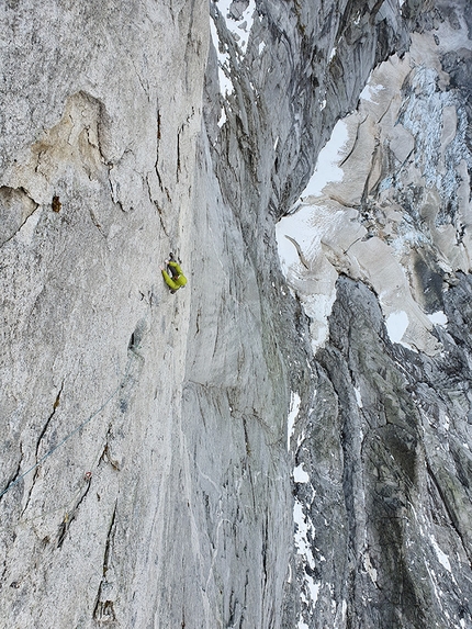 Pizzo Badile - Pizzo Badile: Marcel Schenk climbing pitch 10 of Free Nardella