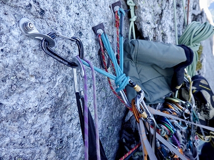 Pizzo Badile - Pizzo Badile Free Nardella: the belay and one of the two bolts placed by hand by Marcel Schenk and David Hefti