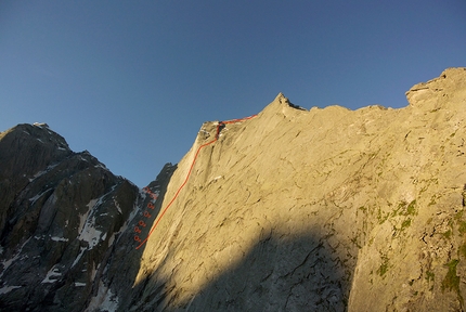 Pizzo Badile - Pizzo Badile e il tracciato di Free Nardella, salita da Marcel Schenk e David Hefti