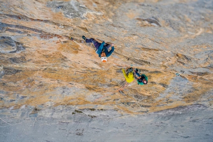 Eiger Merci La Vie - Nina Caprez, assicurata da Sean Villanueva e Roger Schäli, durante la prima salita di Merci La Vie, Eiger