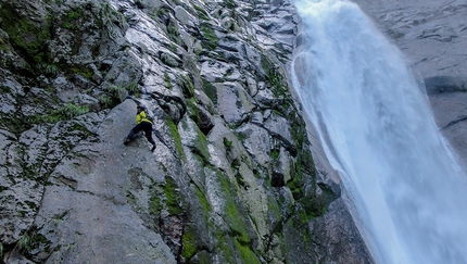 Toru Nakajima sale in free solo la cascata Shomyo in Giappone