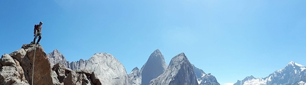 Kirghizistan Pamir Alai, Giovanni Gallizia, Giovanni Della Porta, Francesco Morerio, Filippo Solaro del Borgo - Kirghizistan Pamir Alai:  in cima alla Yellow wall, panorama su Kotina (4520m), 1000 years of Russian Christianity (4507m), Peak Odessa (4810m), Asan Asan (4230m) e Piramidalny Peak (5509m)