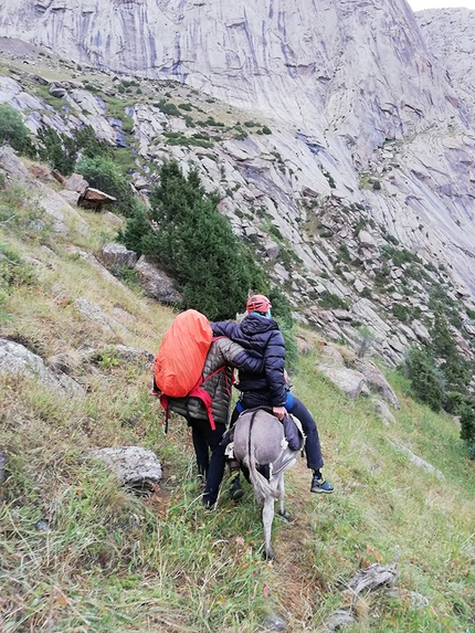 Kirghizistan Pamir Alai, Giovanni Gallizia, Giovanni Della Porta, Francesco Morerio, Filippo Solaro del Borgo - Kirghizistan Pamir Alai: trasporto del ferito al campo base