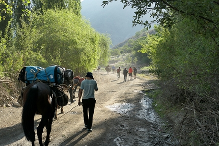 Kirghizistan Pamir Alai, Giovanni Gallizia, Giovanni Della Porta, Francesco Morerio, Filippo Solaro del Borgo - Kirghizistan Pamir Alai: asini e cavalli in partenza dal villaggio di Ozgurush