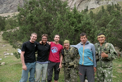 Kirghizistan Pamir Alai, Giovanni Gallizia, Giovanni Della Porta, Francesco Morerio, Filippo Solaro del Borgo - Foto di gruppo al campo base della Kara-su valley, Pamir Alai Kirghizistan: da sinistra a destra: Filippo Solaro, Giovanni Della Porta, Francesco Morerio, il primo militare, Giovanni Gallizia, il secondo militare