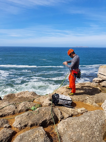 Portogallo arrampicata trad, Giancarlo Maritano - Arrampicata trad in Portogallo: Cabo Carvoeiro preparativi per la calata