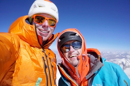 Koyo Zom, Tom Livingstone, Ally Swinton - Tom Livingstone e Ally Swinton in cima a Koyo Zom, Pakistan dopo aver salito una nuova via sulla parete ovest.