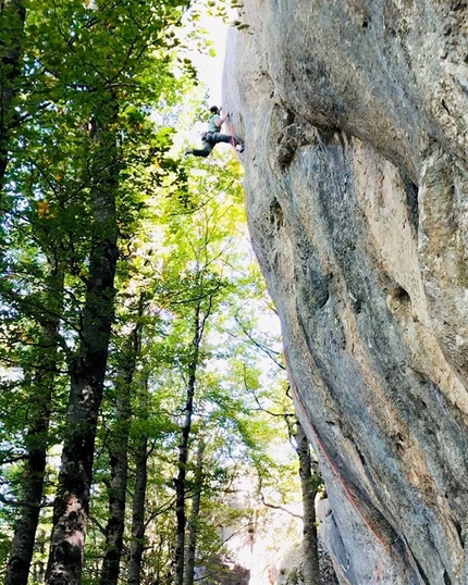 Elias Iagnemma libera Ten a Vado di Sole, la via d’arrampicata sportiva più difficile dell’Abruzzo