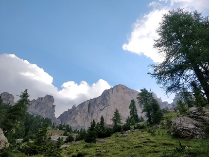 Via Casarotto, Roda di Vael, Catinaccio, Giulio Diener, Giacomo Peruffo - Salendo il ripido sentiero, sbuca fuori l'imponente parete gialla della Roda di Vael, Catinaccio, Dolomiti