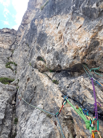 Via Casarotto, Roda di Vael, Catinaccio, Giacomo Peruffo, Giulio Diener - Via Casarotto alla Roda di Vael, Catinaccio, Dolomiti: il stupendo diedro e la terza sosta di Giulio Diener: una clessidra e quattro nut.