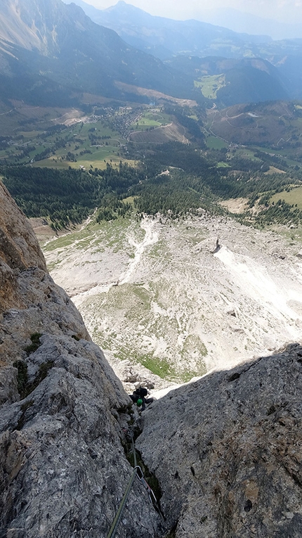 Via Casarotto, Roda di Vael, Catinaccio, Giacomo Peruffo, Giulio Diener - Via Casarotto alla Roda di Vael, Catinaccio, Dolomiti: arrampicata stupenda su diedro e sleghi 'da paura'. Giulio Diener impegnato sul quarto tiro