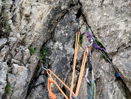 Via Casarotto, Roda di Vael, Catinaccio, Giacomo Peruffo, Giulio Diener - Via Casarotto alla Roda di Vael, Catinaccio, Dolomiti: la quarta sosta, poco sopra quella a chiodi. Fatta con 5 dadi.