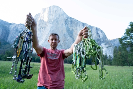 The Nose Speed El Capitan, Yosemite - Tommy Caldwell sotto El Capitan, Yosemite, con il materiale utilizzato per salire in velocità The Nose con Alex Honnold