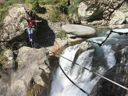 Altro Festival Valmalenco 2019 - Altr(r)o Festival Valmalenco: slackline sopra il fiume Mallero