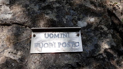 Valsugana arrampicata - Durante l'apertura di Uomini fuori posto, parete di Enego, Valsugana (Ermes Bergamaschi, Mario Carollo )