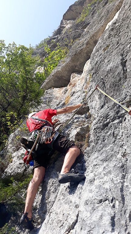 Valsugana arrampicata - Durante l'apertura di Uomini fuori posto, parete di Enego, Valsugana (Ermes Bergamaschi, Mario Carollo )