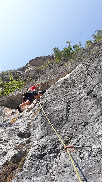 Valsugana arrampicata - Durante l'apertura di Uomini fuori posto, parete di Enego, Valsugana (Ermes Bergamaschi, Mario Carollo )