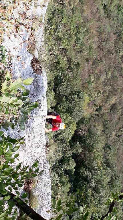 Valsugana arrampicata - Durante l'apertura di Uomini fuori posto, parete di Enego, Valsugana (Ermes Bergamaschi, Mario Carollo )