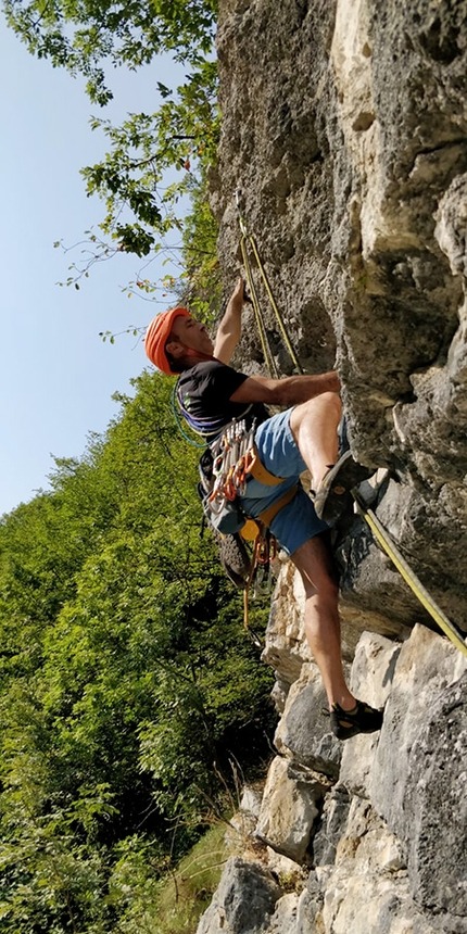 Valsugana arrampicata - Durante l'apertura di Uomini fuori posto, parete di Enego, Valsugana (Ermes Bergamaschi, Mario Carollo )